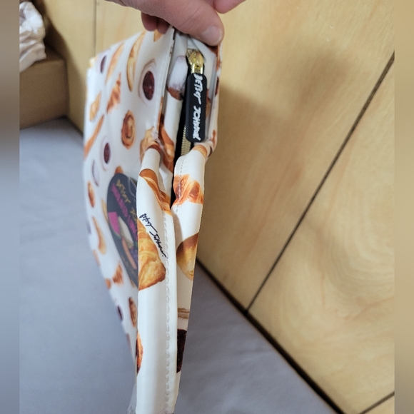 Betsey Johnson Love At First Bite Insulated Lunch Tote - Picture 4 of 7